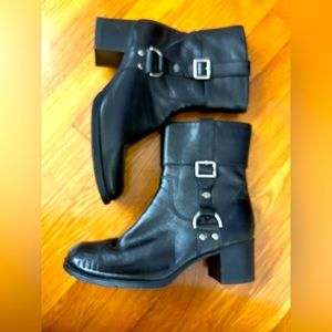 Like new ladies Harley Boots. Left has indentations from being packed.